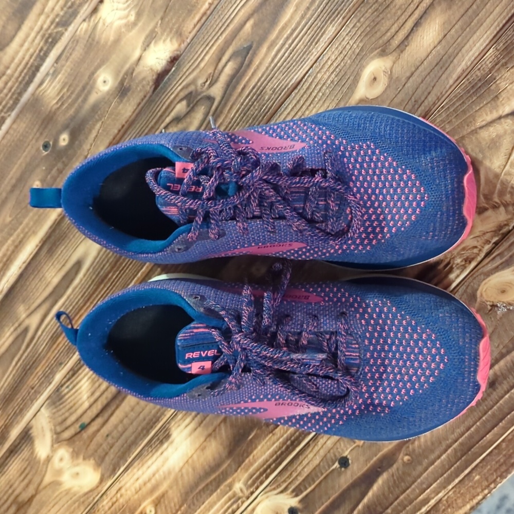 Women's brooks tennis shoes size 9.
